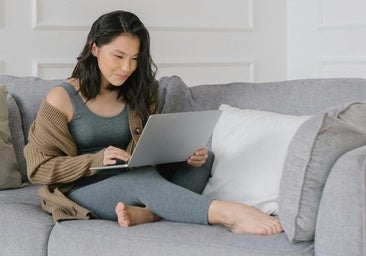 Los tres ejercicios fáciles que debes hacer en el trabajo a los 50 para estirar músculos y corregir postura