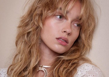 Una modelo con el cabello grueso.