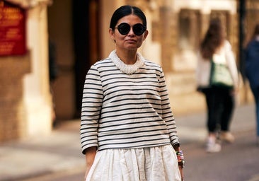 Un look con camiseta de rayas.