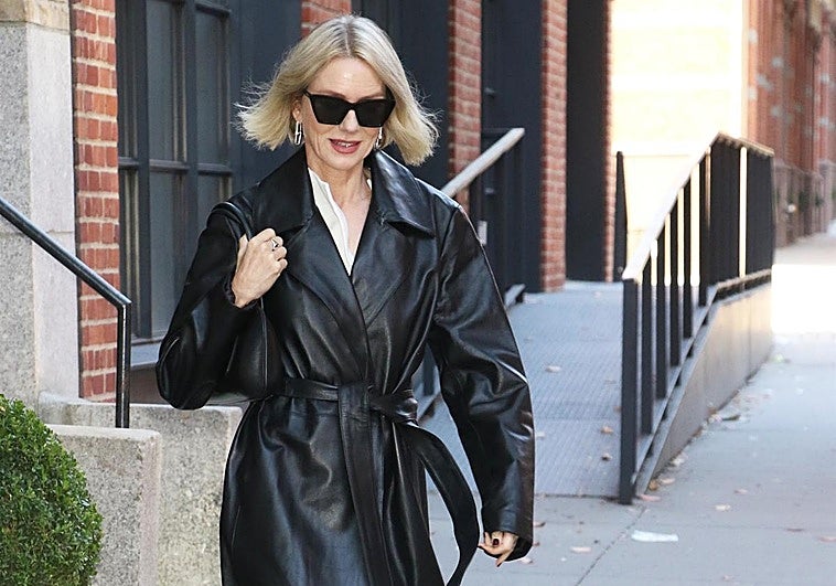 Naomi Watts con una gabardina negra de piel.
