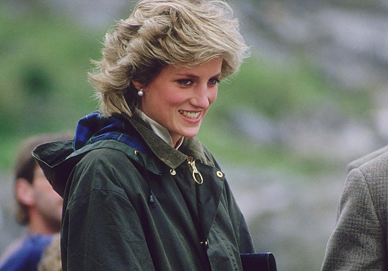 Diana de Gales con la chaqueta viral del momento.