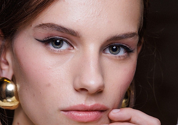 Mujer con eyeliner marcado.