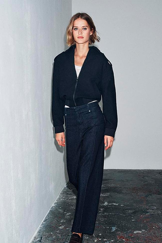 Vaquero en azul marino de Zara.