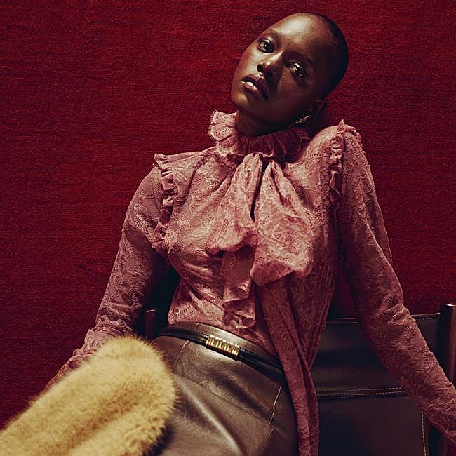 Blusa de encaje rosa de Mango, 49,99 euros.