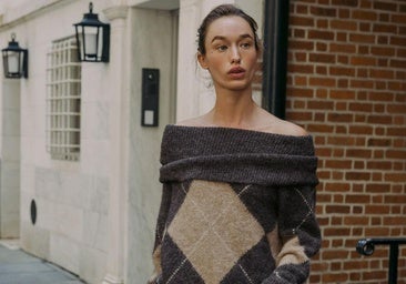 El jersey con los hombros al aire es la solución para todos tus looks diarios