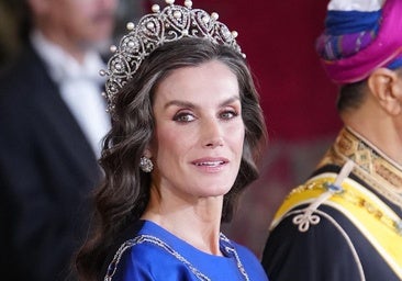 La reina Letizia lució la tiara rusa en la cena de gala en honor del Sultán de Omán, celebrada anoche en el Palacio Real.