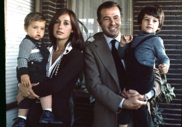 Carmen Martínez-Bordiú, con el recordado duque de Cádiz, y los dos hijos del matrimonio.