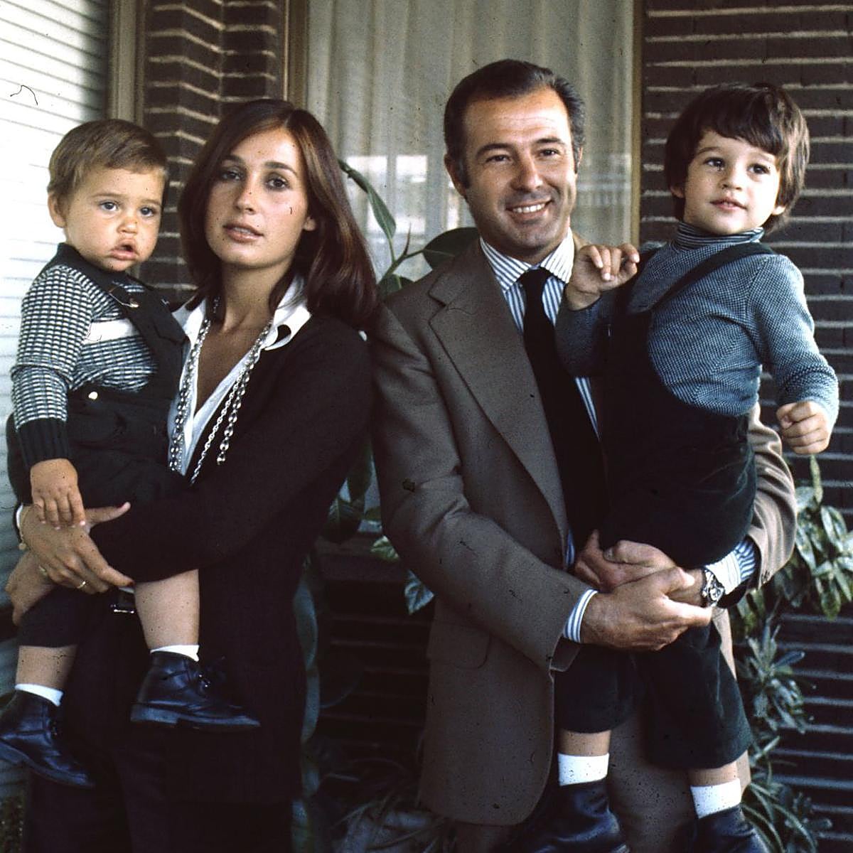 Carmen Martínez-Bordiú, con el recordado duque de Cádiz, y los dos hijos del matrimonio.