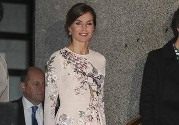 La reina Letizia con un vestido inspirado en la porcelana china.