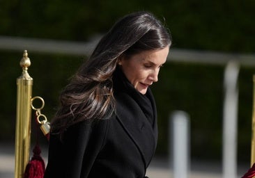 La reina Letizia iba muy abrigada, con abrigo negro tipo batín, en su despedida oficial en el aeropuerto, antes de embarcar con destino China.
