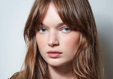 Un corte de pelo con capas y flequillo cortina.