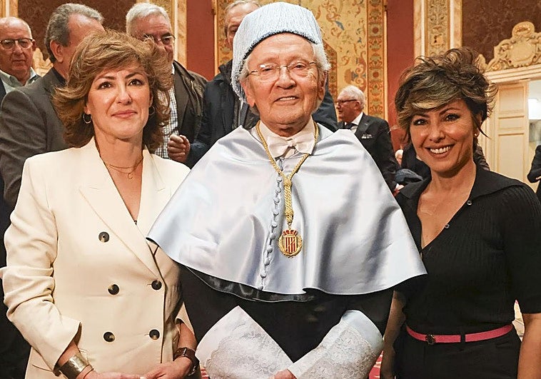 Fernando Ónega, entre su mujer, Ángela Rodrigo, y su hija, Sonsoles Ónega.