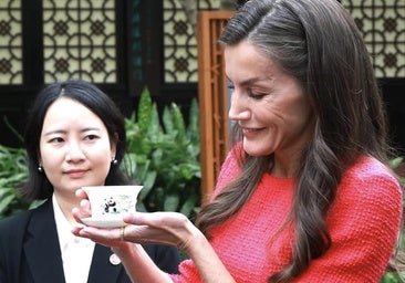 La reina Letizia asistió a una demostración de la ceremonial tradicional del té en un parque de Chengdú, en China.
