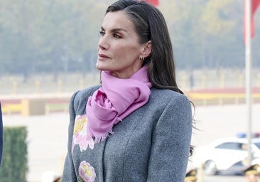 La reina Letizia en Pekín con abrigo de Carolina Herrera.