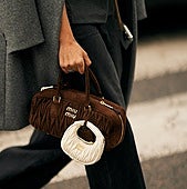 Qué es el bolso East West y por qué hasta mi madre quiere uno esta temporada