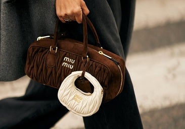 Qué es el bolso East West y por qué hasta mi madre quiere uno esta temporada