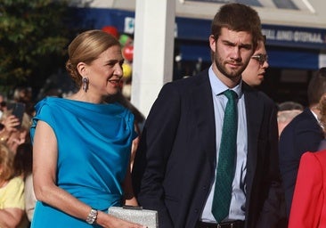 Juan Urdangarin junto a su madre la infanta Crsitina en la boda de Teodora de Grecia.
