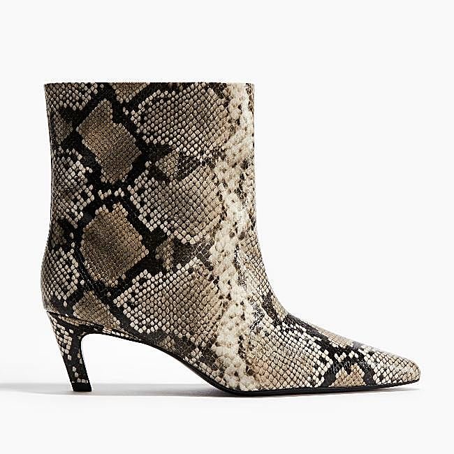 Botines con estampado animal de H&M (44,99 euros)