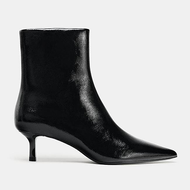 Botines negros de Zara (29,99 euros)