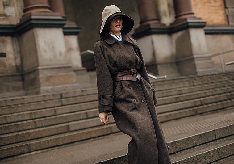 Un look con abrigo marrón.