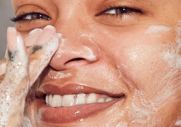 Rihanna usando un limpiador facial.