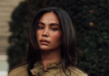 Joven con los labios hidratados.