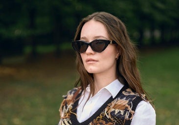 Mujer con el cabello castaño.