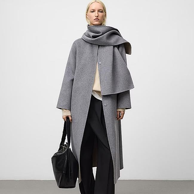 Abrigo gris con bufanda de Adolfo Domínguez, 399 euros.