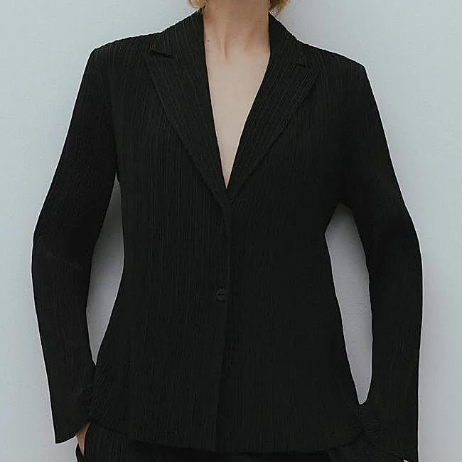 Blazer negro de Adolfo Domínguez, 169 euros.