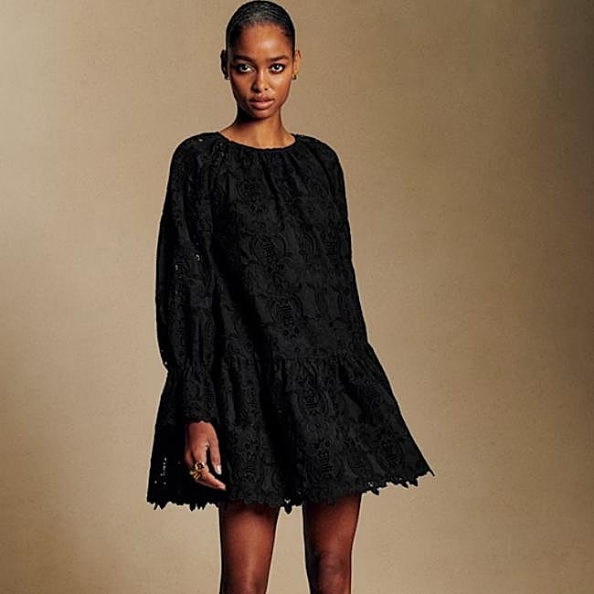 Vestido negro de encaje de Sézane, 165 euros.