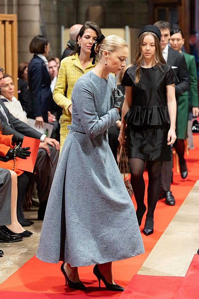 Beatrice Borromeo con vestido gris de la firma francesa Dior.