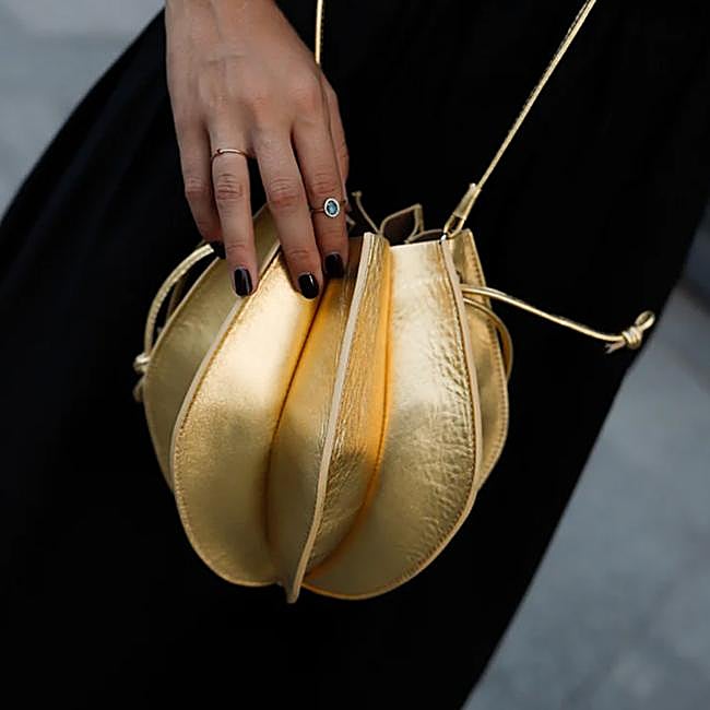 Bolso bombonera en color dorado de Micuir