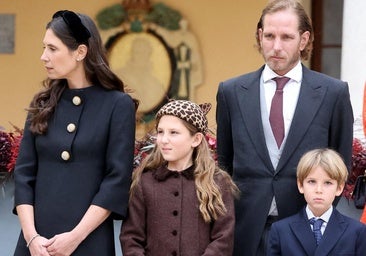 India Casiraghi junto a sus padres y su hermano pequeño en la Fiesta Nacional de Mónaco.