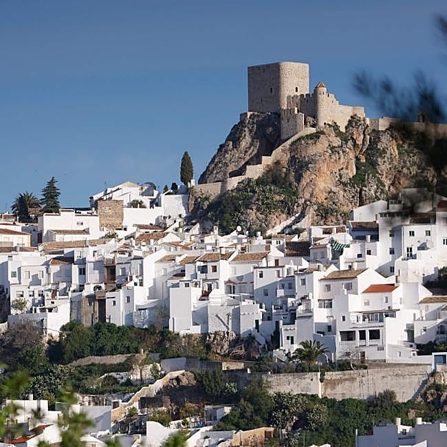 Las casas blancas de Olvera arremolinándose en torno a su castillo.