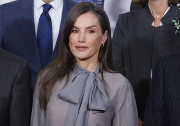 La reina Letizia sorprende con la combinación más elegante del invierno: blusa semitransparente de Hugo Boss y falda de piel