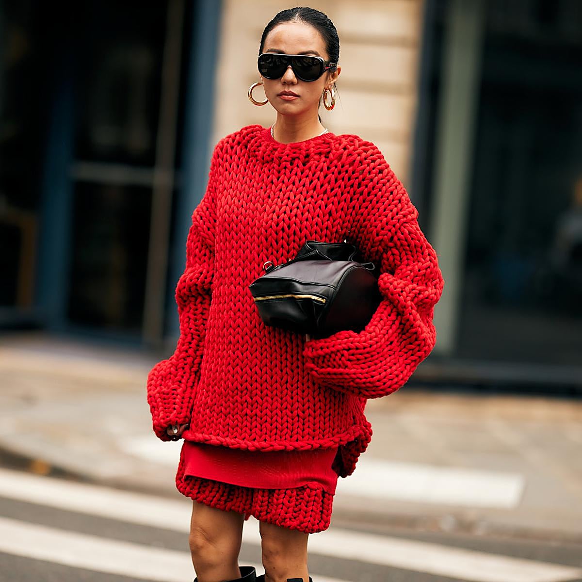 Mujer con jersey oversize
