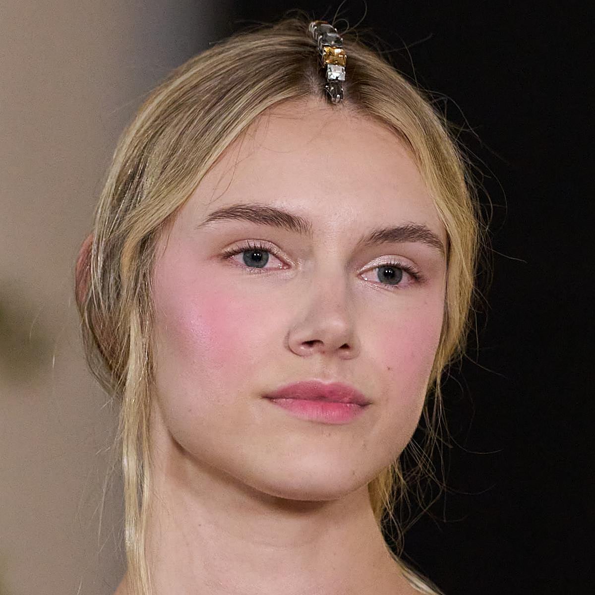 Look con colorete rosado