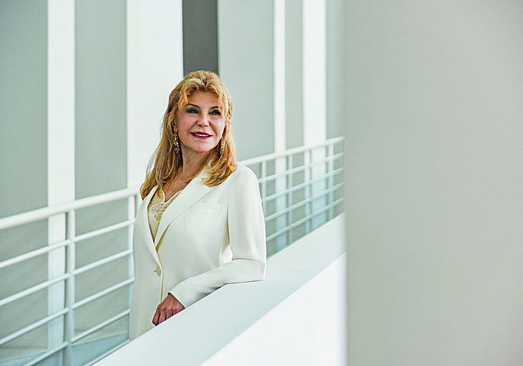 Retrato de la Baronesa Carmen Thyssen-Bornemisza. El texto de este reportaje es de Juan Ángel López-Manzanares, conservador y director de Contenidos del Museo Thyssen-Bornemisza.