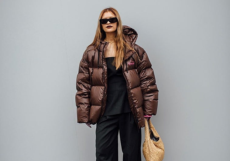 Un look con abrigo acolchado.