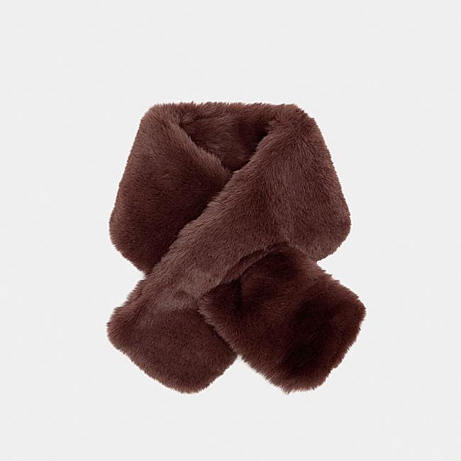 Bufanda efecto pelo en marrón de Parfois.