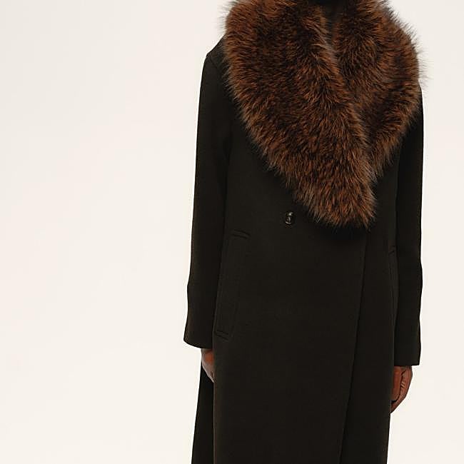 Abrigo cruzado con pelo de H&M, 79,99 euros.