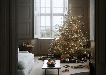 Salón con decoración navideña de Zara Home.