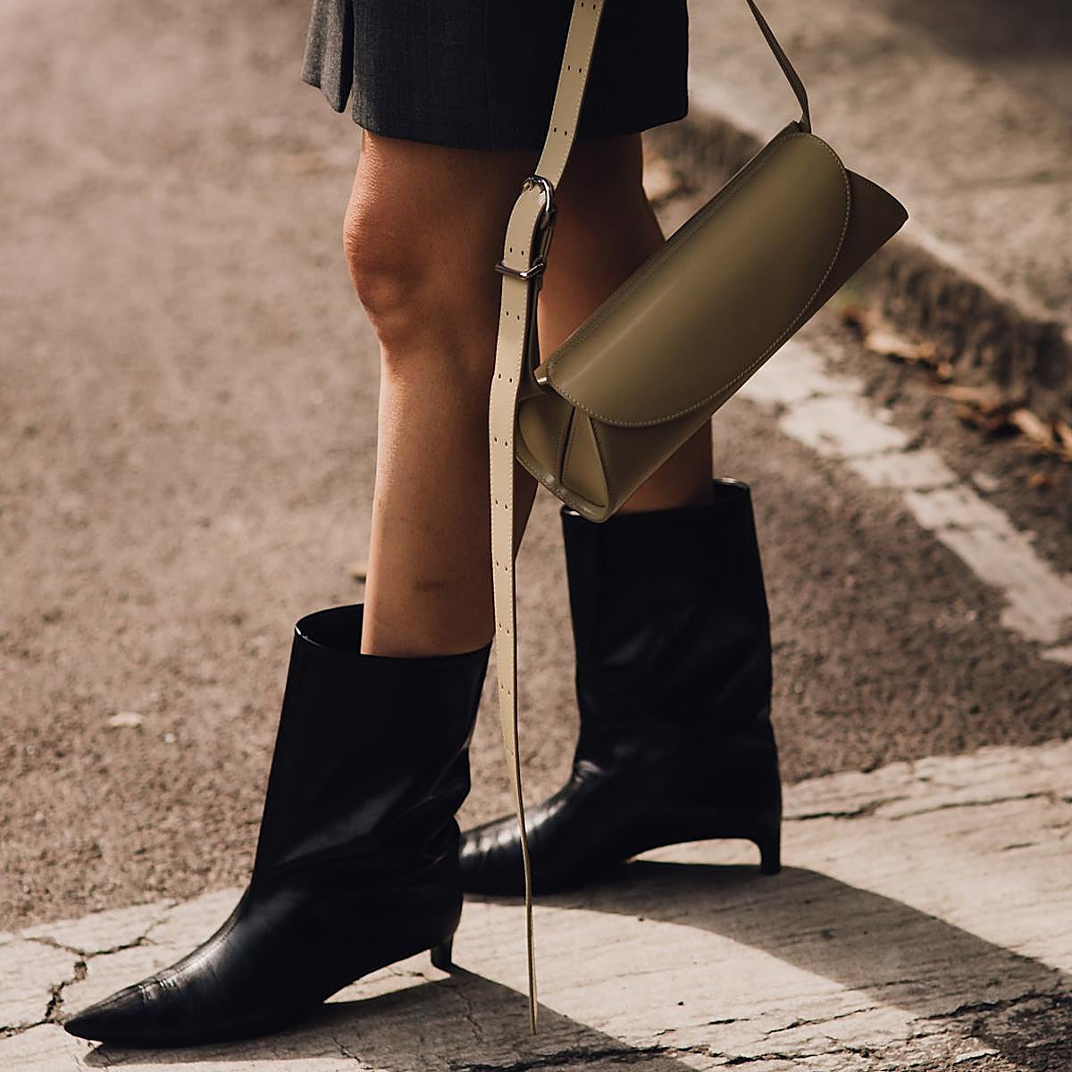 Mujer con botines con tacón