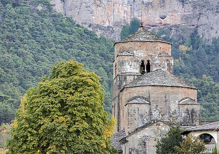 La iglesia románica de Santa Cruz de la Serós perteneció a un monasterio femenino.