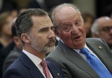 El rey Felipe y su padre, en rey Juan Carlos, en una fotografía tomada en 2018.