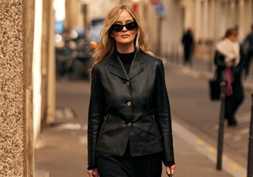 Mujer con básicos de invierno minimalistasº