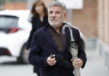 El arquitecto Joaquín Torres durante el funeral de su padre.