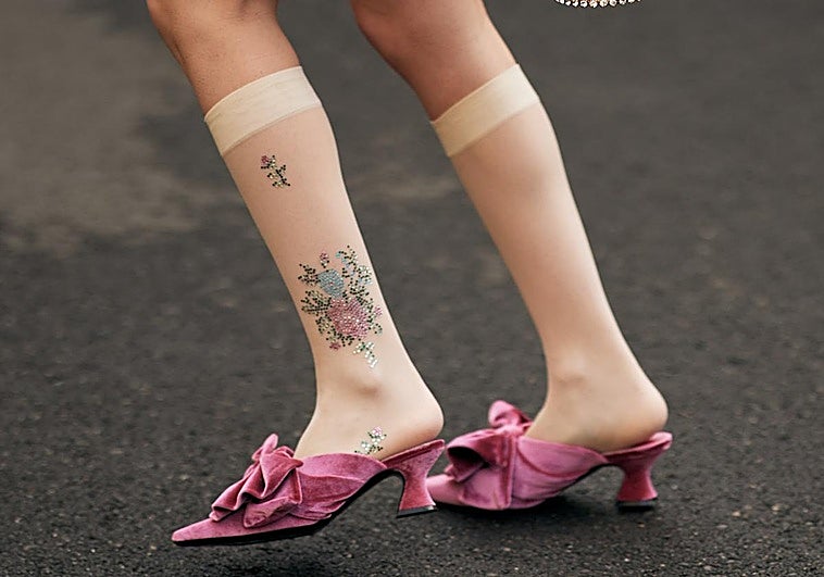 Mujer con zapatos invitada