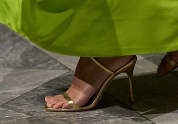 Zapatos de tacón en color dorado.