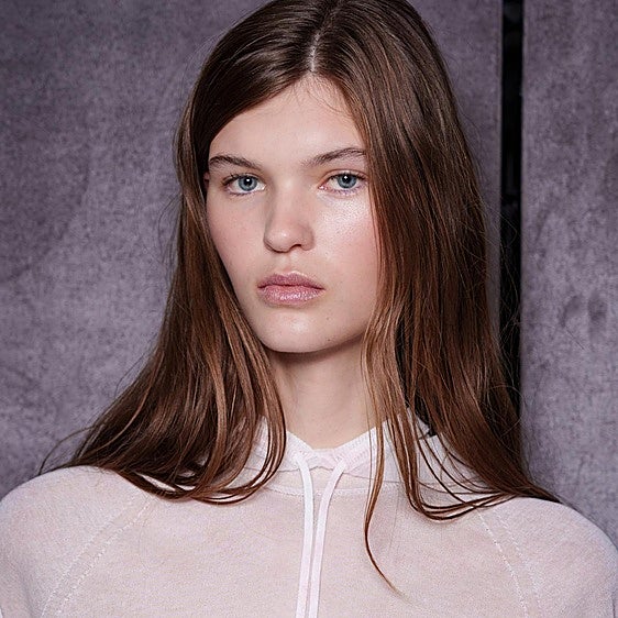 Belleza silenciosa: la tendencia que mejora tu piel, cuerpo y cabello sin artificios